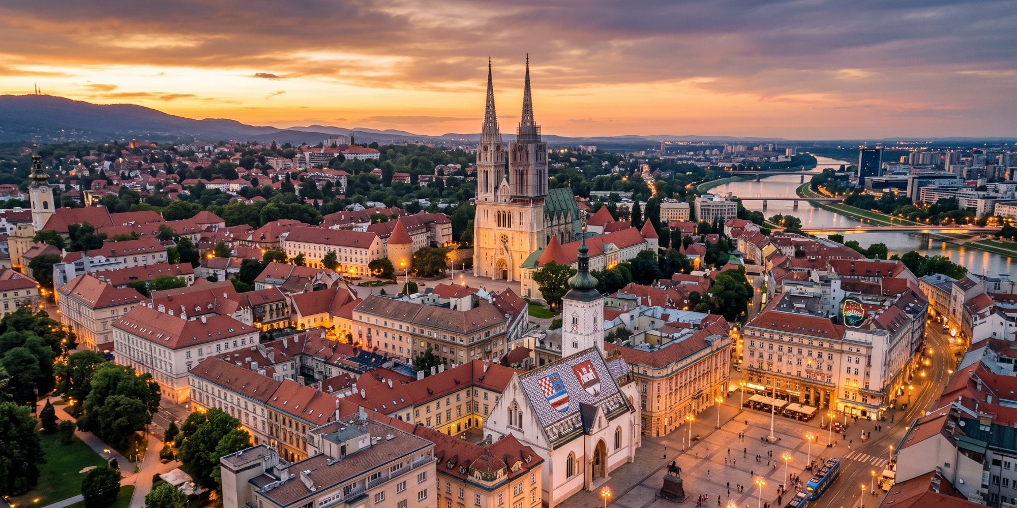 Panorama Zagreba u zalazak sunca s pogledom na Zagrebačku katedralu, Markov trg i krovove Gornjeg grada.
